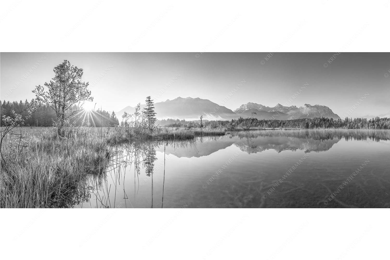 Seelenruhig – Seitenverhältnis 2,5:1 — Spiegelung am Barmsee mit Karwendel Sonnenaufgang am Barmsee mit Soiern- und Karwendelgebirge