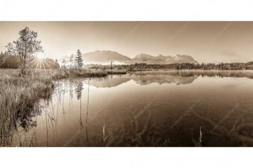 Sonnenaufgang am Barmsee mit Soiern- und Karwendelgebirge - Seelenruhig - Seitenverhältnis 2:1 - Spiegelung am Barmsee mit Karwendel - weitere Infos unter https://www.kriner-weiermann.de