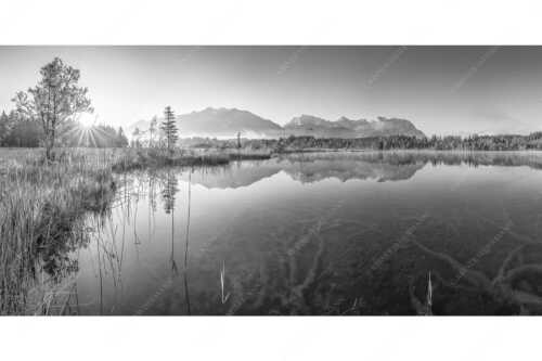Sonnenaufgang am Barmsee mit Soiern- und Karwendelgebirge - Seelenruhig - Seitenverhältnis 2:1 - Spiegelung am Barmsee mit Karwendel - weitere Infos unter https://www.kriner-weiermann.de