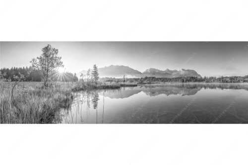Sonnenaufgang am Barmsee mit Soiern- und Karwendelgebirge - Seelenruhig - Seitenverhältnis 3:1 - Spiegelung am Barmsee mit Karwendel - weitere Infos unter https://www.kriner-weiermann.de
