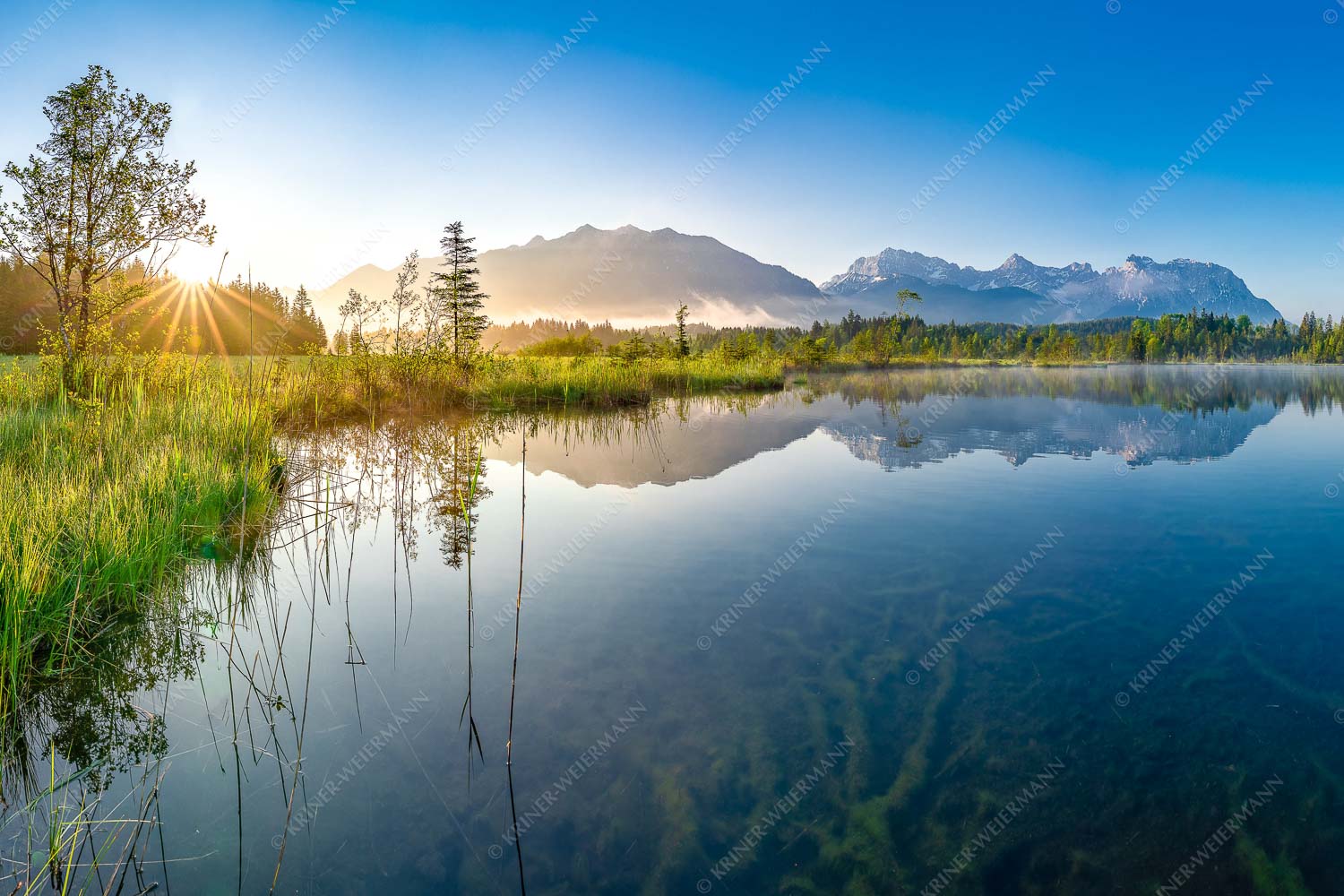 Seelenruhig – Seitenverhältnis 3:2 — Spiegelung am Barmsee mit Karwendel Sonnenaufgang am Barmsee mit Soiern- und Karwendelgebirge