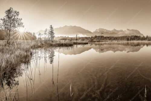 Sonnenaufgang am Barmsee mit Soiern- und Karwendelgebirge - Seelenruhig - Seitenverhältnis 3:2 - Spiegelung am Barmsee mit Karwendel - weitere Infos unter https://www.kriner-weiermann.de