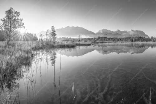 Sonnenaufgang am Barmsee mit Soiern- und Karwendelgebirge - Seelenruhig - Seitenverhältnis 3:2 - Spiegelung am Barmsee mit Karwendel - weitere Infos unter https://www.kriner-weiermann.de