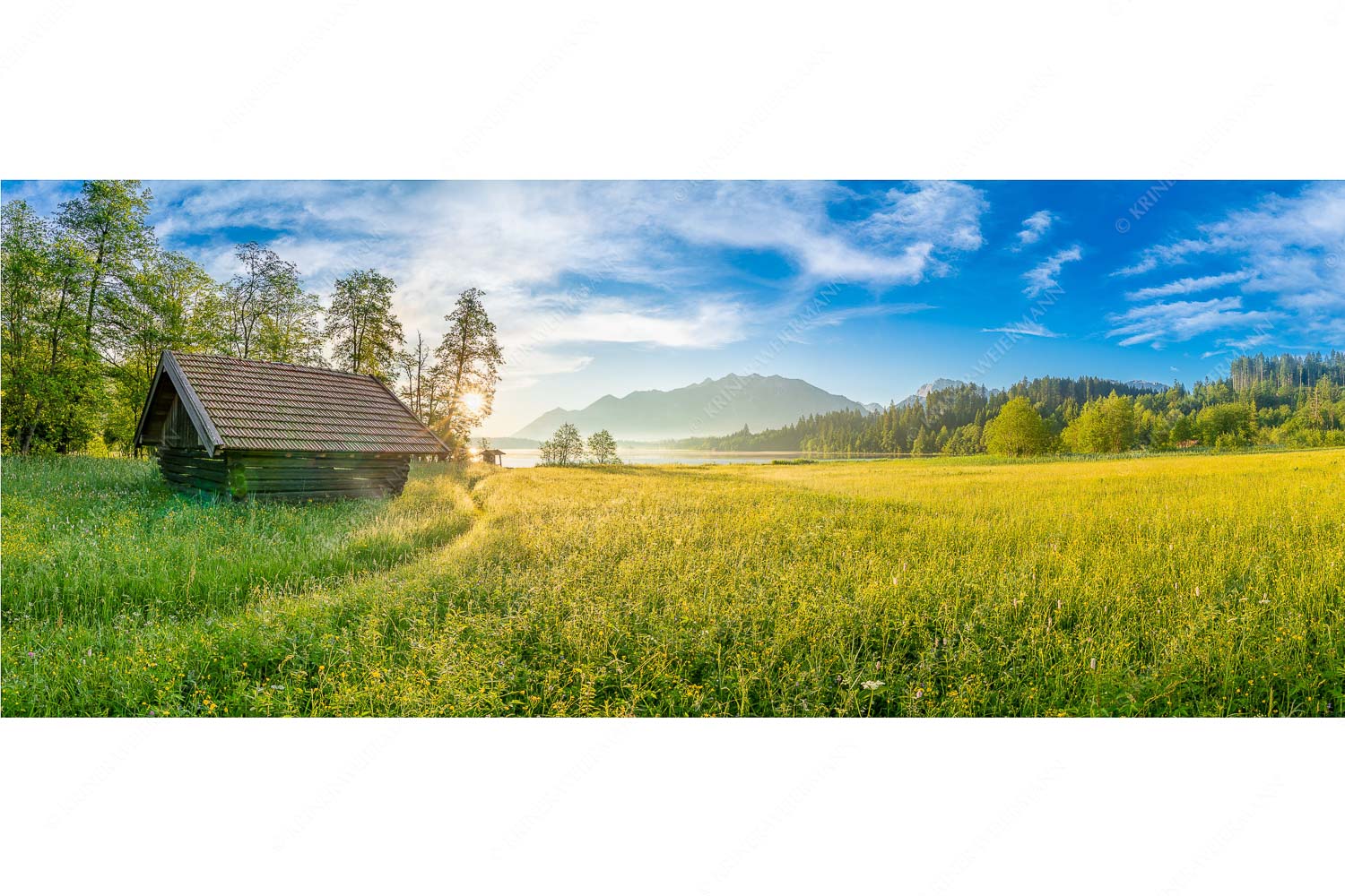 Blick übern Barmsee in den Sonnenaufgang - Seewiesen - Seitenverhältnis 2,5:1 - Heustadel am Barmsee - weitere Infos unter https://www.kriner-weiermann.de