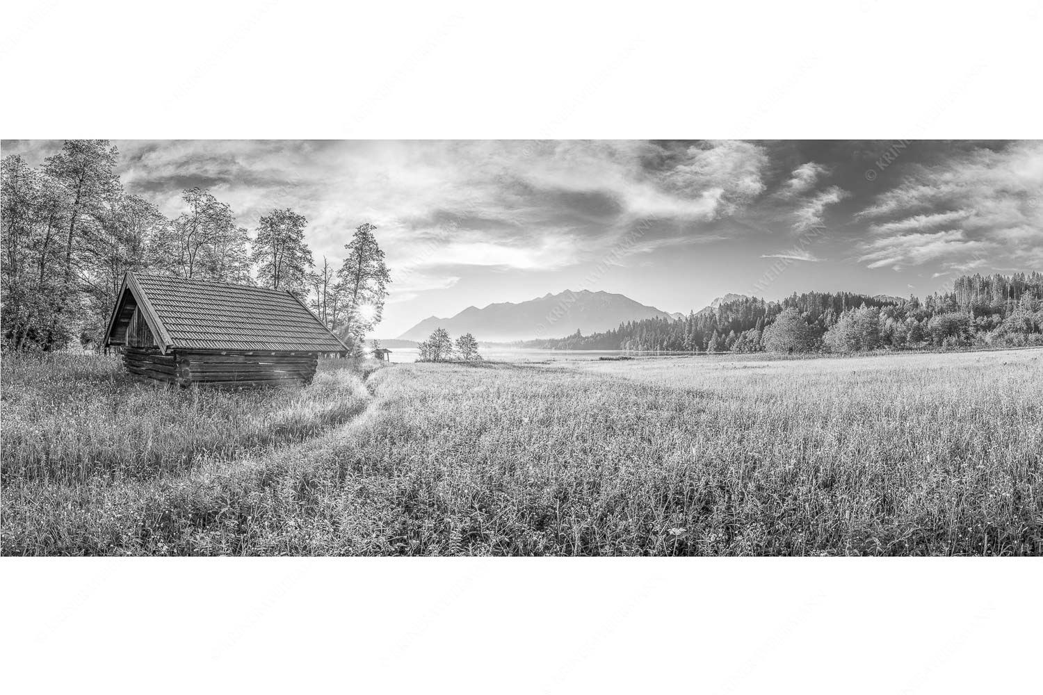 Blick übern Barmsee in den Sonnenaufgang - Seewiesen - Seitenverhältnis 2,5:1 - Heustadel am Barmsee - weitere Infos unter https://www.kriner-weiermann.de