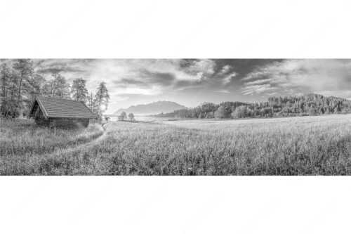 Blick übern Barmsee in den Sonnenaufgang - Seewiesen - Seitenverhältnis 3:1 - Heustadel am Barmsee - weitere Infos unter https://www.kriner-weiermann.de