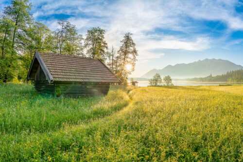 Blick übern Barmsee in den Sonnenaufgang - Seewiesen - Seitenverhältnis 3:2 - Heustadel am Barmsee - weitere Infos unter https://www.kriner-weiermann.de