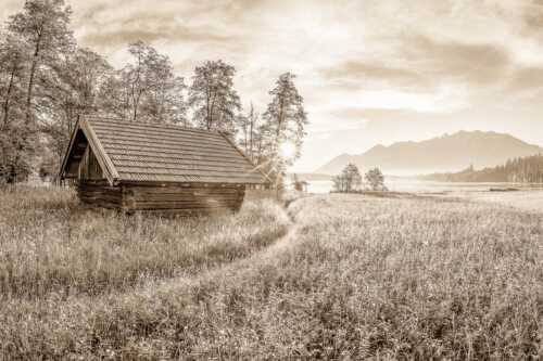 Blick übern Barmsee in den Sonnenaufgang - Seewiesen - Seitenverhältnis 3:2 - Heustadel am Barmsee - weitere Infos unter https://www.kriner-weiermann.de