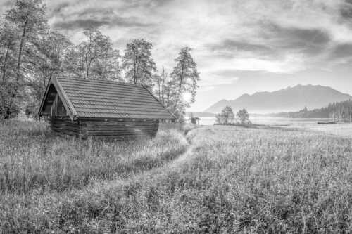 Blick übern Barmsee in den Sonnenaufgang - Seewiesen - Seitenverhältnis 3:2 - Heustadel am Barmsee - weitere Infos unter https://www.kriner-weiermann.de
