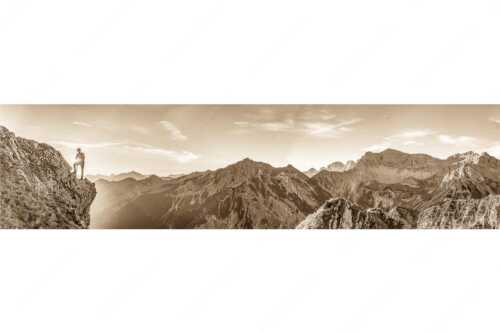 Blick beim Sonnenaufgang zur Soiernspitze - Sei Hoamat - Seitenverhältnis 4:1 - Historischer Bergsteiger im Soierngebirge - weitere Infos unter https://www.kriner-weiermann.de