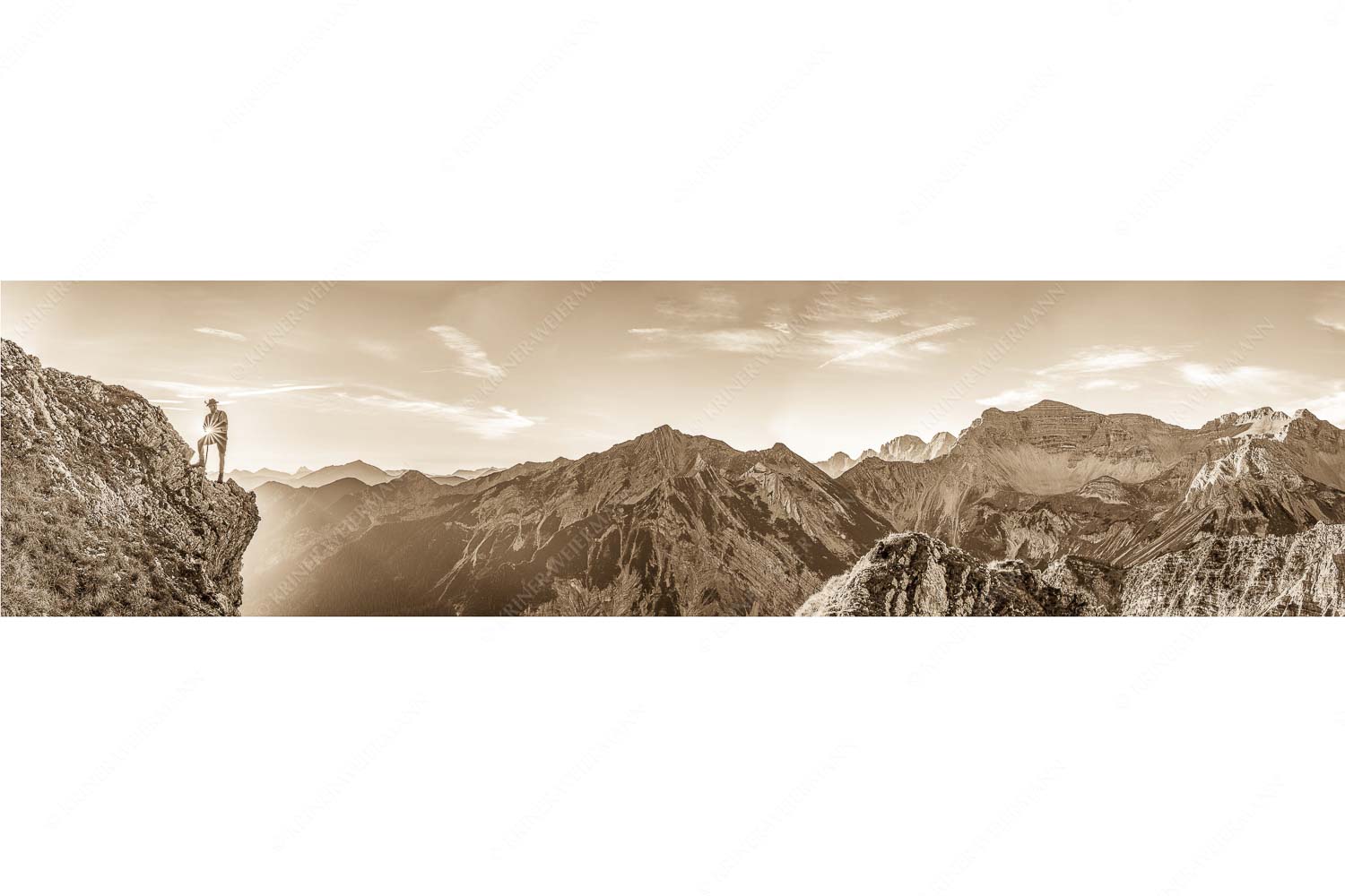 Blick beim Sonnenaufgang zur Soiernspitze - Sei Hoamat - Seitenverhältnis 4:1 - Historischer Bergsteiger im Soierngebirge - weitere Infos unter https://www.kriner-weiermann.de