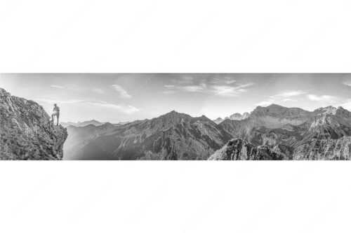 Blick beim Sonnenaufgang zur Soiernspitze - Sei Hoamat - Seitenverhältnis 4:1 - Historischer Bergsteiger im Soierngebirge - weitere Infos unter https://www.kriner-weiermann.de