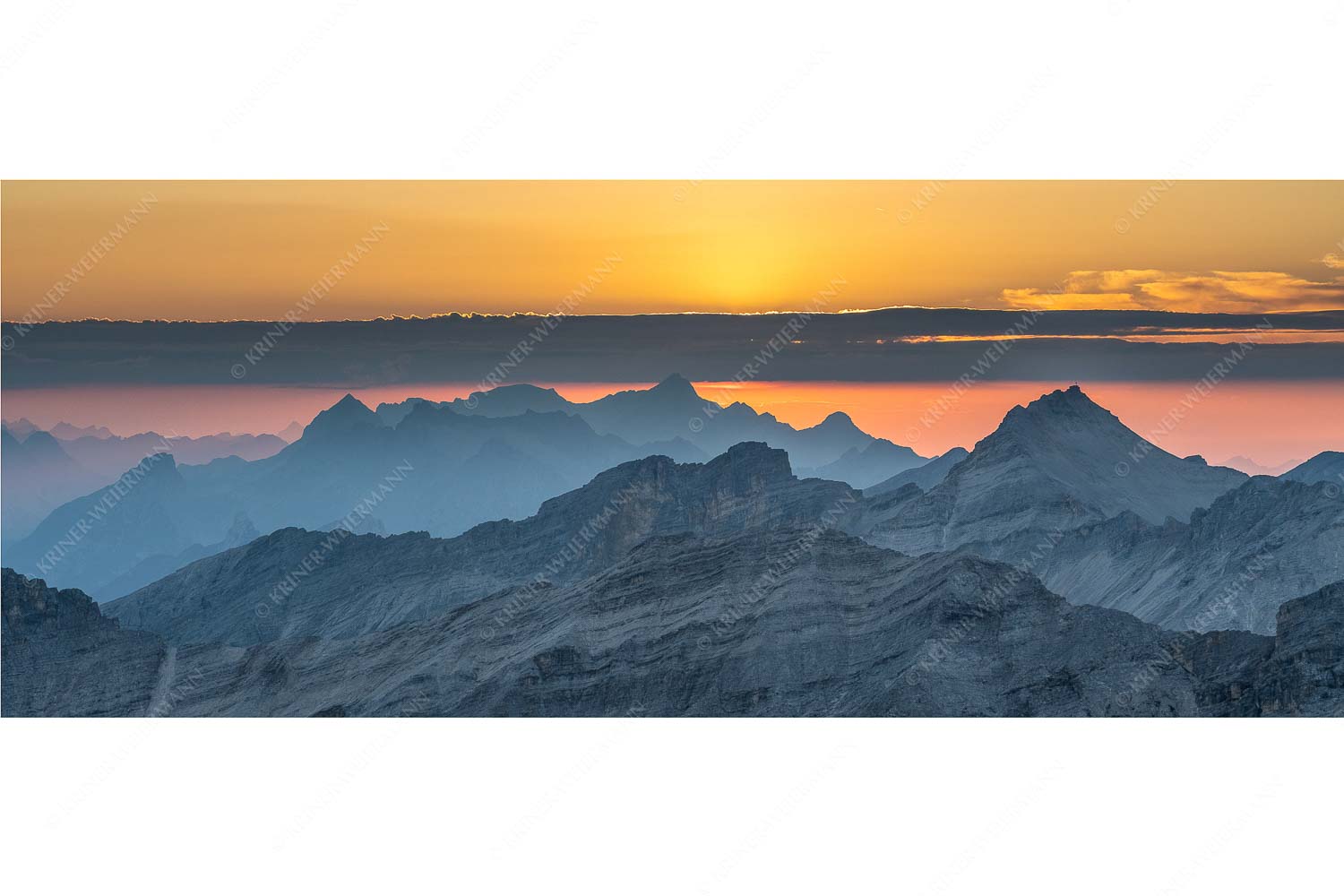 Separate reality – Seitenverhältnis 2,5:1 — Abendstimmung Seekarspitze und Wetterstein Blick über die Seekarspitze und Zugspitze in den Sonnenuntergang