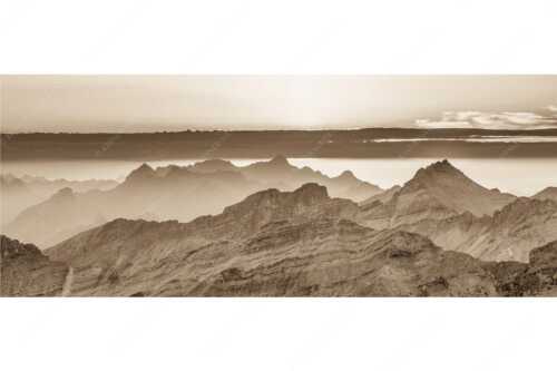 Blick über die Seekarspitze und Zugspitze in den Sonnenuntergang - Separate reality - Seitenverhältnis 2,5:1 - Abendstimmung Seekarspitze und Wetterstein - weitere Infos unter https://www.kriner-weiermann.de