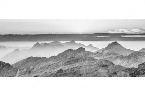 Blick über die Seekarspitze und Zugspitze in den Sonnenuntergang - Separate reality - Seitenverhältnis 2,5:1 - Abendstimmung Seekarspitze und Wetterstein - weitere Infos unter https://www.kriner-weiermann.de