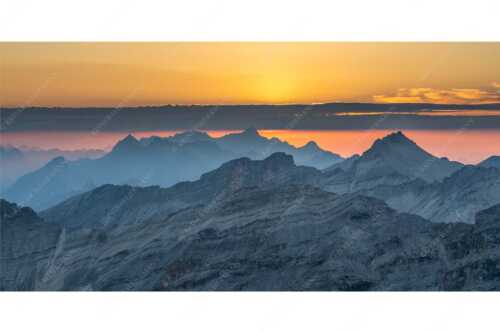 Blick über die Seekarspitze und Zugspitze in den Sonnenuntergang - Separate reality - Seitenverhältnis 2:1 - Abendstimmung Seekarspitze und Wetterstein - weitere Infos unter https://www.kriner-weiermann.de
