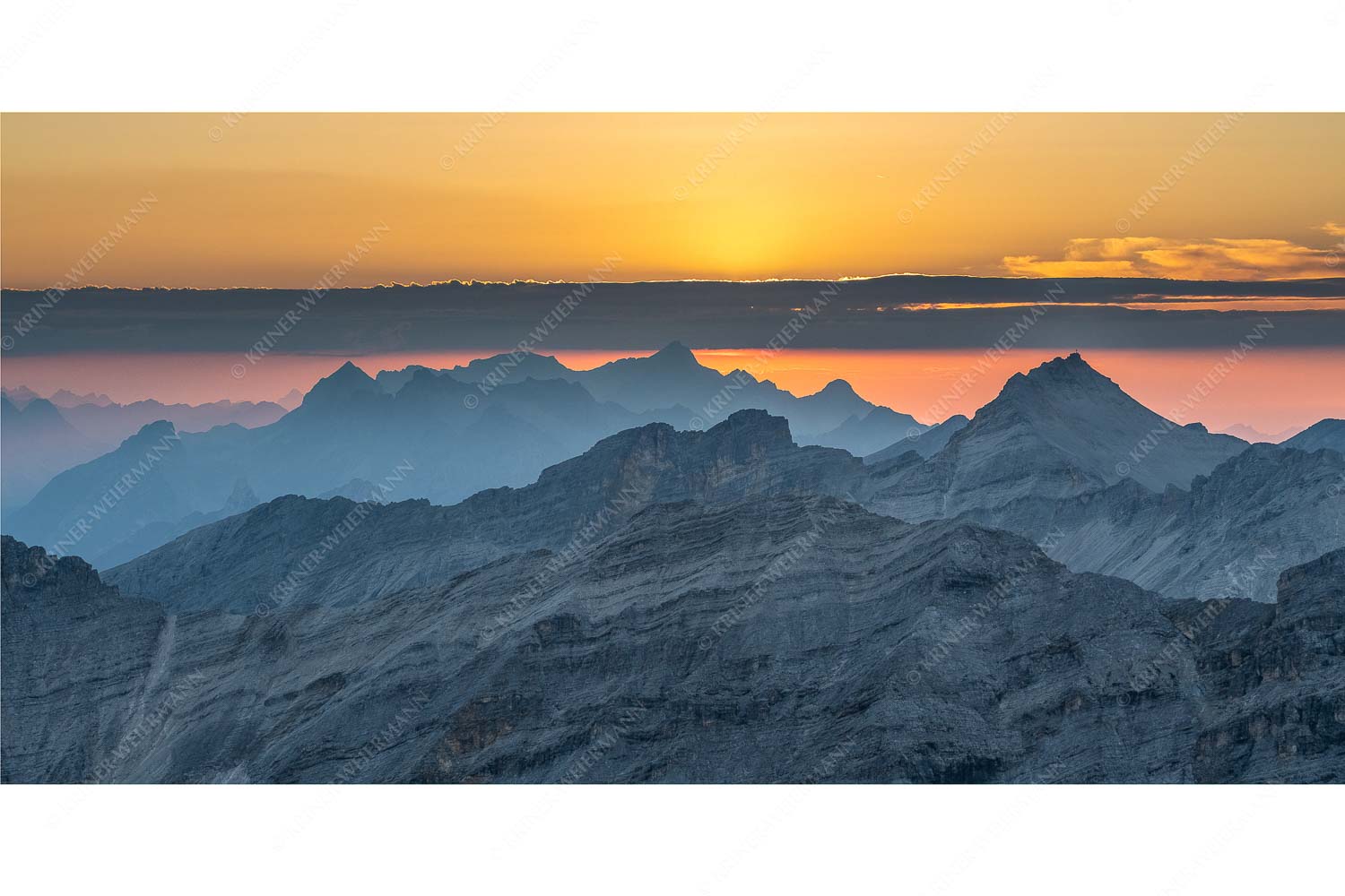 Separate reality – Seitenverhältnis 2:1 — Abendstimmung Seekarspitze und Wetterstein Blick über die Seekarspitze und Zugspitze in den Sonnenuntergang