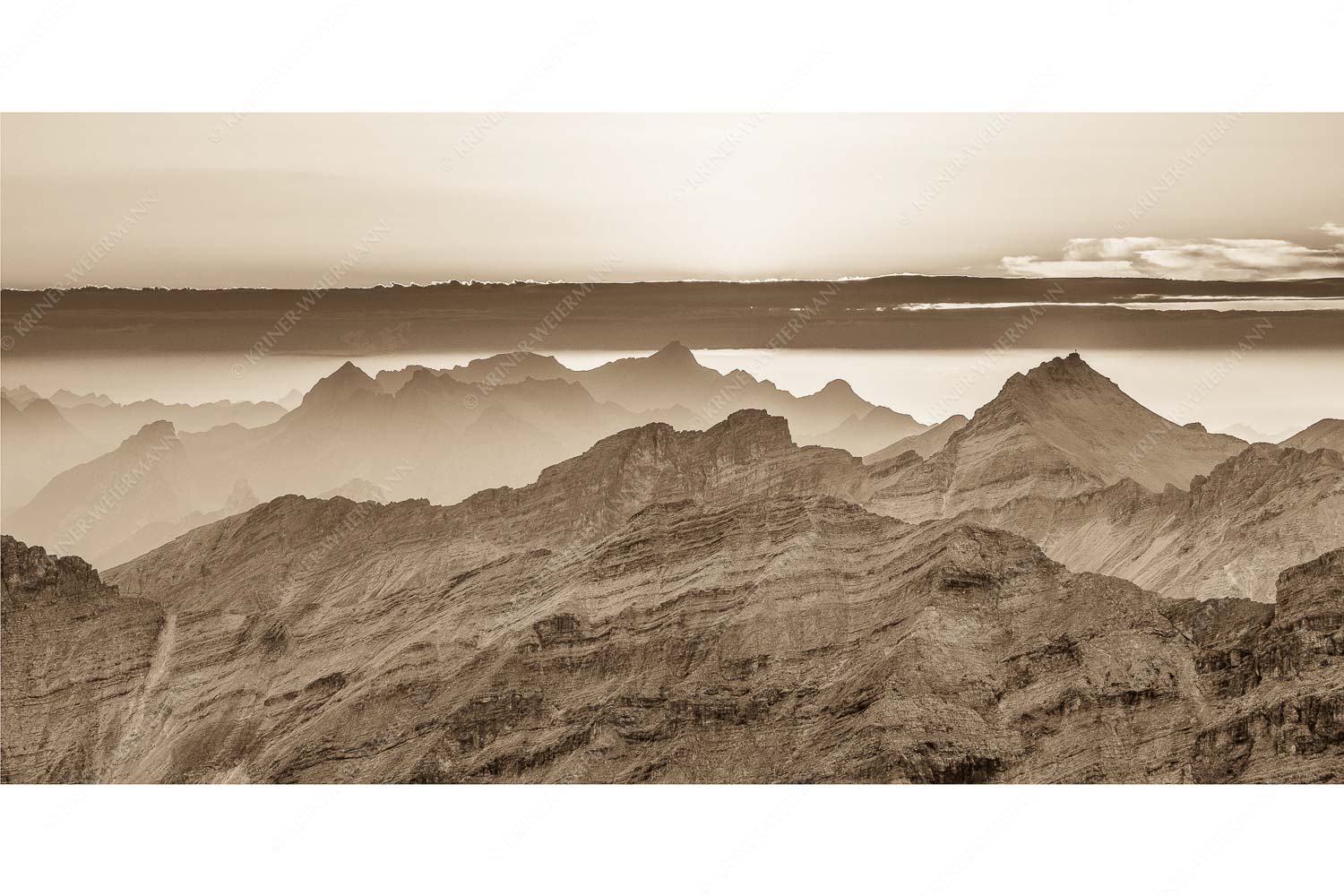 Blick über die Seekarspitze und Zugspitze in den Sonnenuntergang