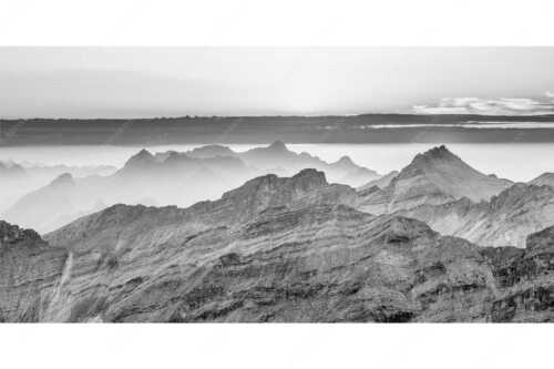 Blick über die Seekarspitze und Zugspitze in den Sonnenuntergang - Separate reality - Seitenverhältnis 2:1 - Abendstimmung Seekarspitze und Wetterstein - weitere Infos unter https://www.kriner-weiermann.de