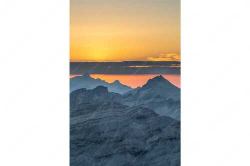Blick über die Seekarspitze und Zugspitze in den Sonnenuntergang - Separate reality - Seitenverhältnis 2:3 - Abendstimmung Seekarspitze und Wetterstein - weitere Infos unter https://www.kriner-weiermann.de