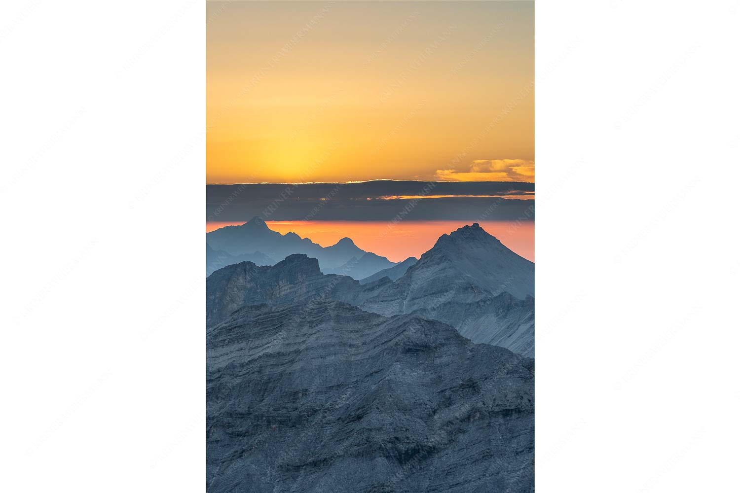 Separate reality – Seitenverhältnis 2:3 — Abendstimmung Seekarspitze und Wetterstein Blick über die Seekarspitze und Zugspitze in den Sonnenuntergang
