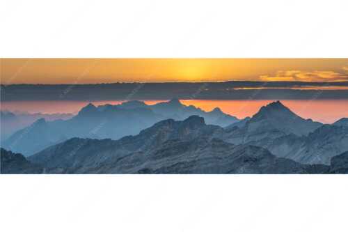 Blick über die Seekarspitze und Zugspitze in den Sonnenuntergang - Separate reality - Seitenverhältnis 3:1 - Abendstimmung Seekarspitze und Wetterstein - weitere Infos unter https://www.kriner-weiermann.de