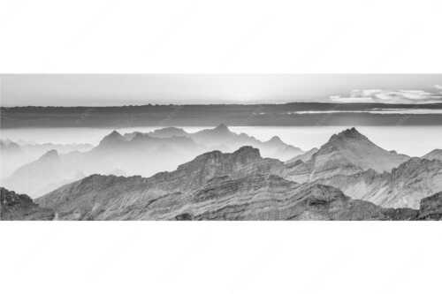 Blick über die Seekarspitze und Zugspitze in den Sonnenuntergang - Separate reality - Seitenverhältnis 3:1 - Abendstimmung Seekarspitze und Wetterstein - weitere Infos unter https://www.kriner-weiermann.de
