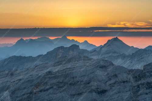 Blick über die Seekarspitze und Zugspitze in den Sonnenuntergang - Separate reality - Seitenverhältnis 3:2 - Abendstimmung Seekarspitze und Wetterstein - weitere Infos unter https://www.kriner-weiermann.de