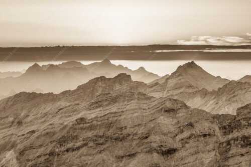 Blick über die Seekarspitze und Zugspitze in den Sonnenuntergang - Separate reality - Seitenverhältnis 3:2 - Abendstimmung Seekarspitze und Wetterstein - weitere Infos unter https://www.kriner-weiermann.de