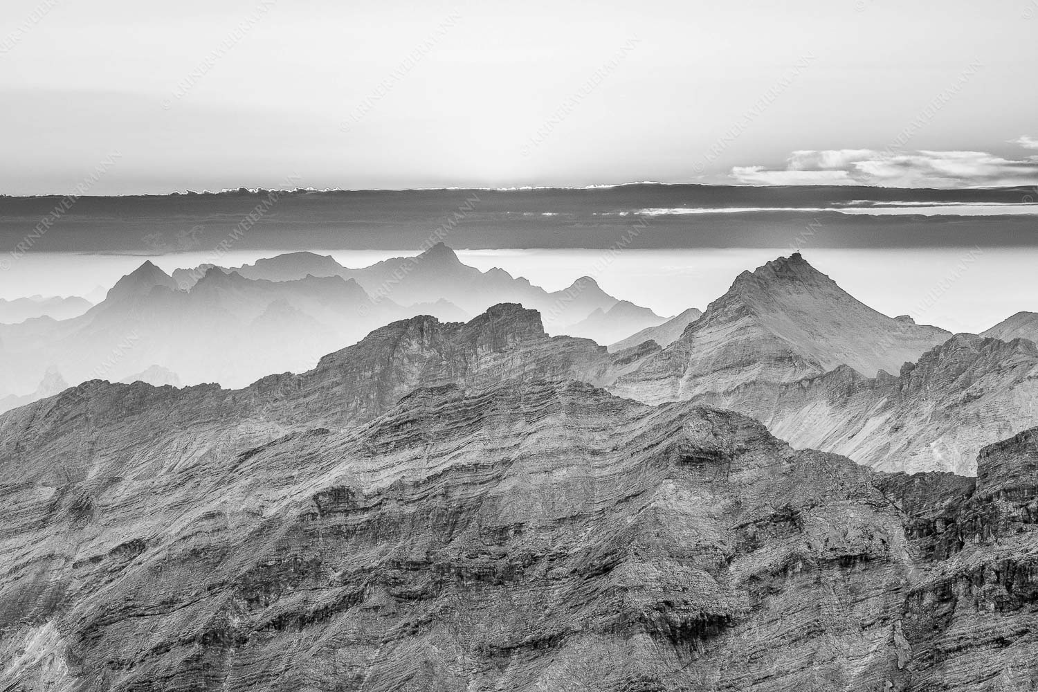 Blick über die Seekarspitze und Zugspitze in den Sonnenuntergang - Separate reality - Seitenverhältnis 3:2 - Abendstimmung Seekarspitze und Wetterstein - weitere Infos unter https://www.kriner-weiermann.de