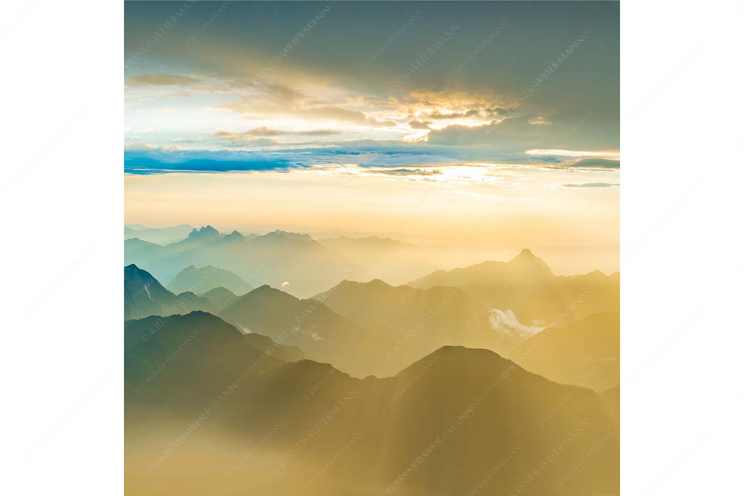 Shining II – Seitenverhältnis 1:1 — Grandiose Abendstimmung Zugspitze Blick von der Zugspitze über Thannheimer Berge in den Sonnenuntergang