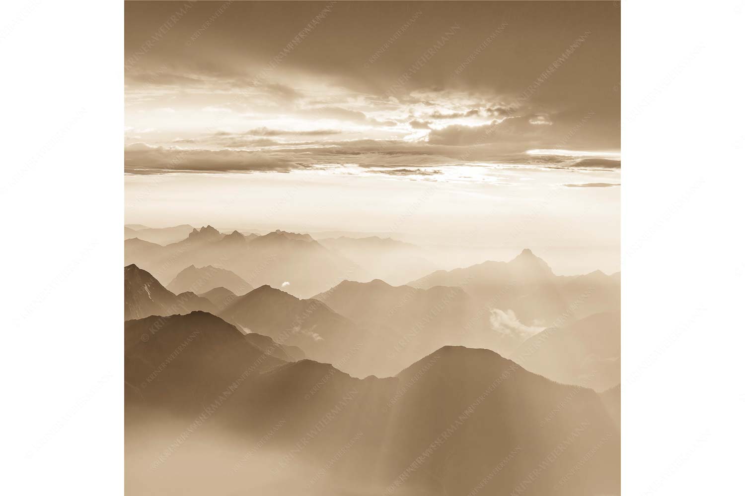Shining II – Seitenverhältnis 1:1 — Grandiose Abendstimmung Zugspitze Blick von der Zugspitze über Thannheimer Berge in den Sonnenuntergang