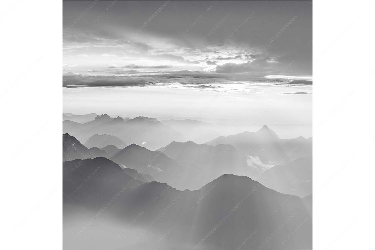 Shining II – Seitenverhältnis 1:1 — Grandiose Abendstimmung Zugspitze Blick von der Zugspitze über Thannheimer Berge in den Sonnenuntergang