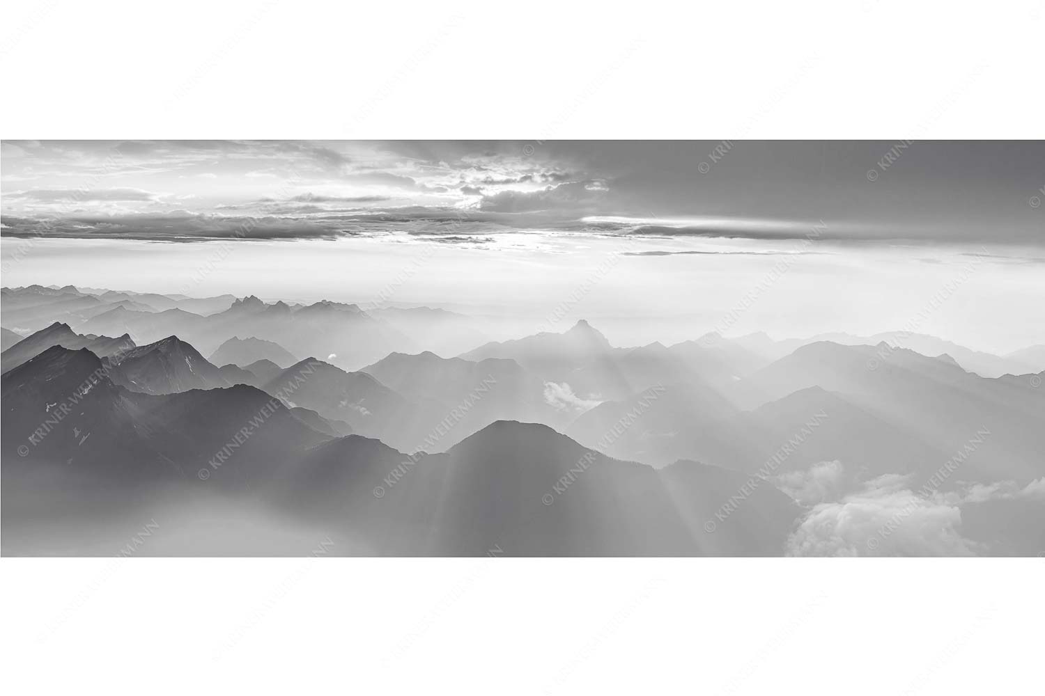 Shining II – Seitenverhältnis 2,5:1 — Grandiose Abendstimmung Zugspitze Blick von der Zugspitze über Thannheimer Berge in den Sonnenuntergang