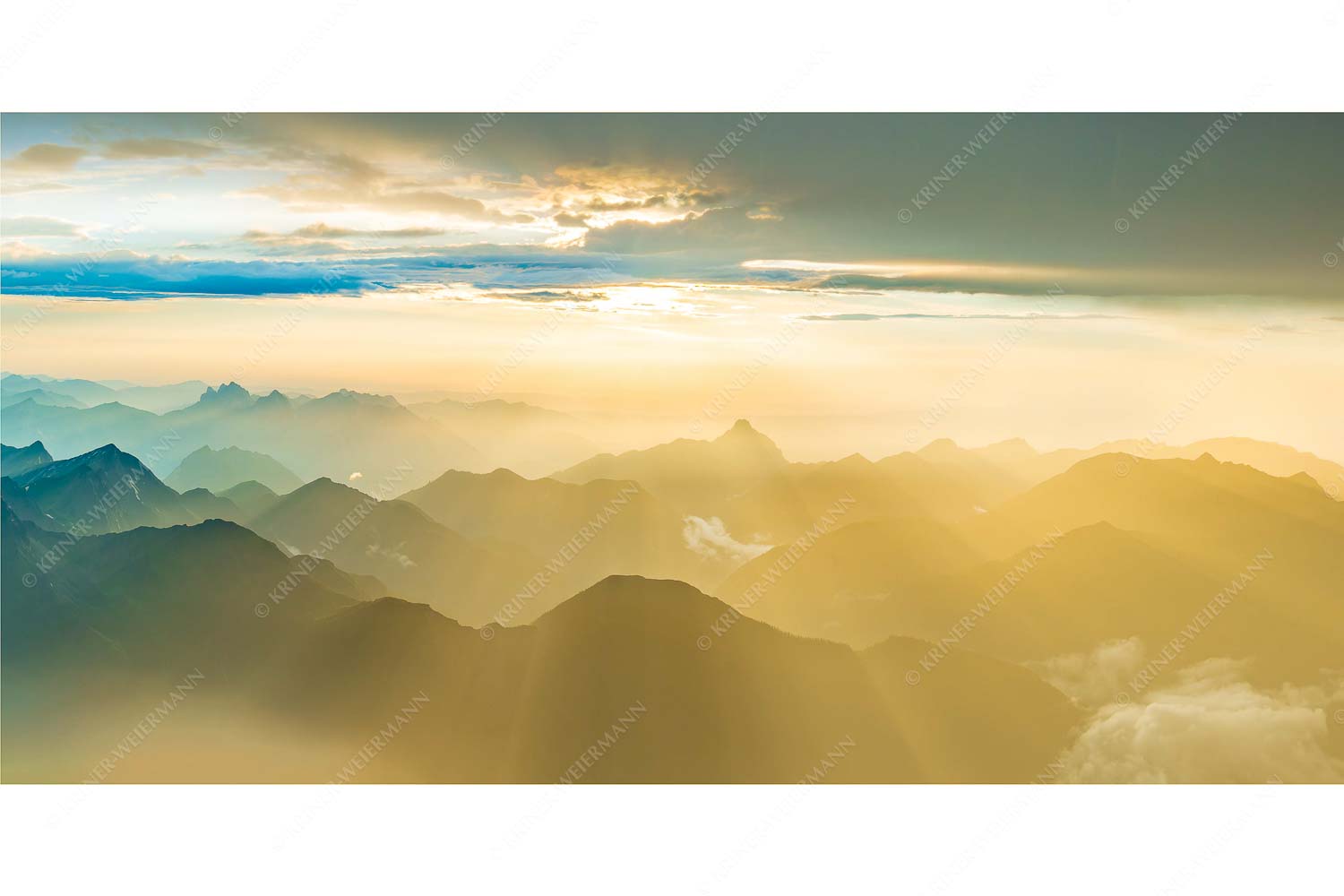 Blick von der Zugspitze über Thannheimer Berge in den Sonnenuntergang