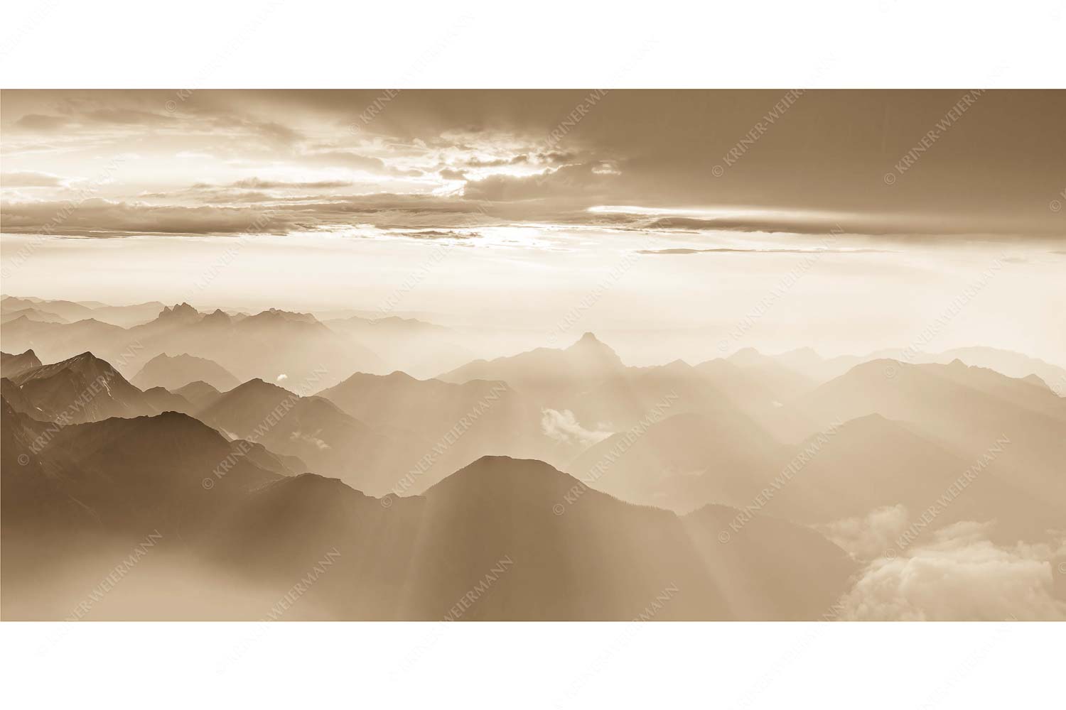 Shining II – Seitenverhältnis 2:1 — Grandiose Abendstimmung Zugspitze Blick von der Zugspitze über Thannheimer Berge in den Sonnenuntergang