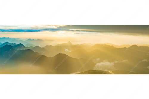 Blick von der Zugspitze über Thannheimer Berge in den Sonnenuntergang - Shining II - Seitenverhältnis 3:1 - Grandiose Abendstimmung Zugspitze - weitere Infos unter https://www.kriner-weiermann.de