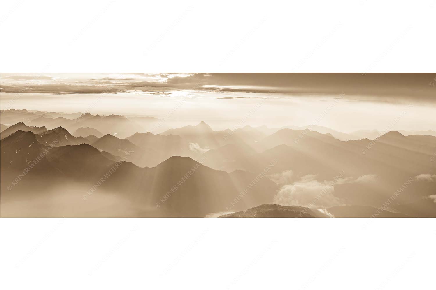 Shining II – Seitenverhältnis 3:1 — Grandiose Abendstimmung Zugspitze Blick von der Zugspitze über Thannheimer Berge in den Sonnenuntergang