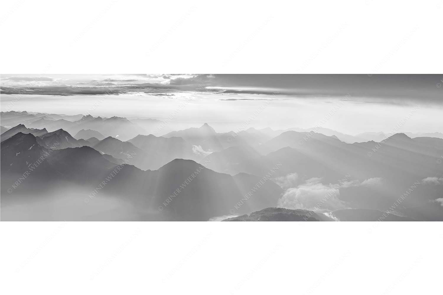 Shining II – Seitenverhältnis 3:1 — Grandiose Abendstimmung Zugspitze Blick von der Zugspitze über Thannheimer Berge in den Sonnenuntergang
