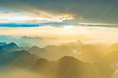 Blick von der Zugspitze über Thannheimer Berge in den Sonnenuntergang - Shining II - Seitenverhältnis 3:2 - Grandiose Abendstimmung Zugspitze - weitere Infos unter https://www.kriner-weiermann.de