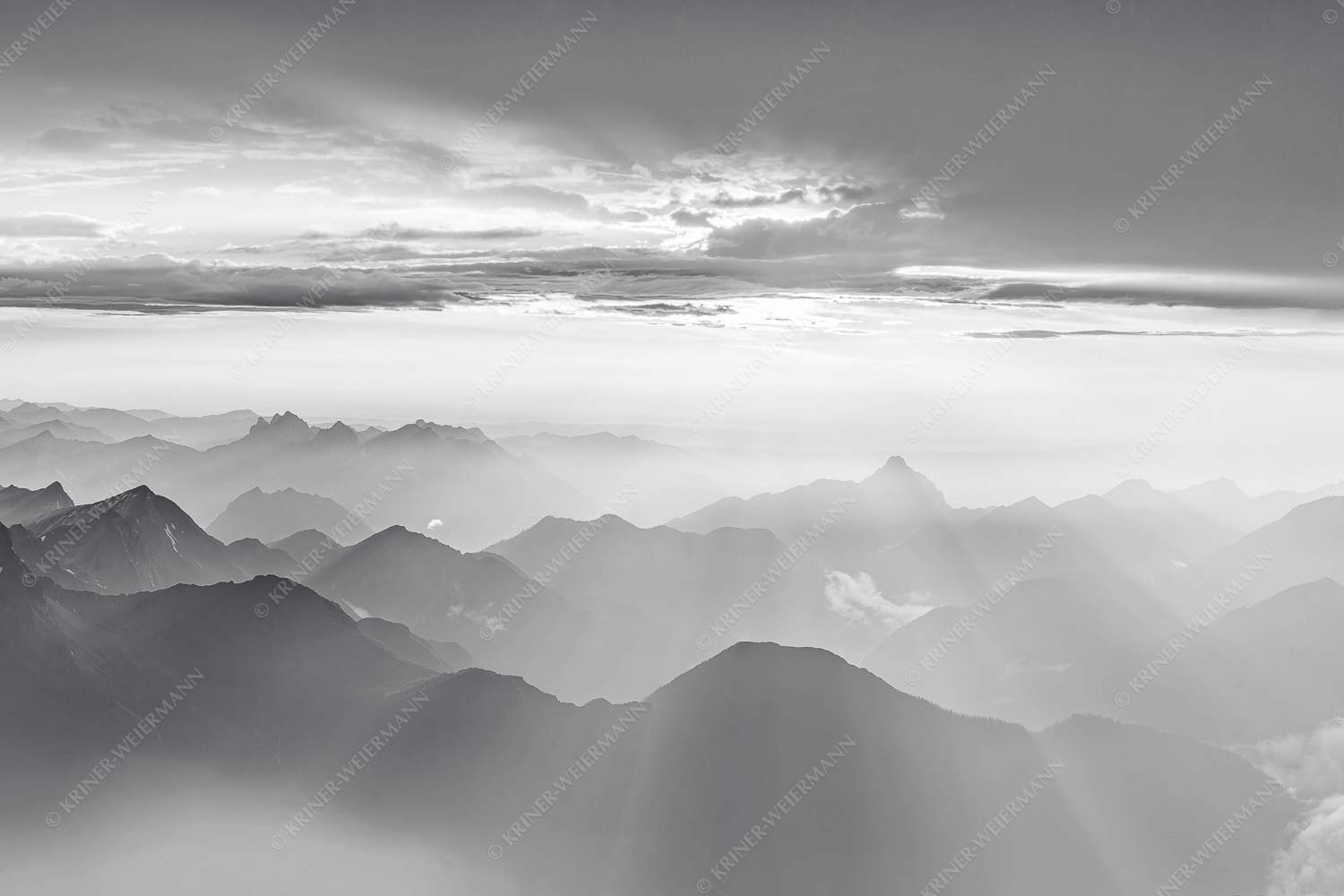 Blick von der Zugspitze über Thannheimer Berge in den Sonnenuntergang