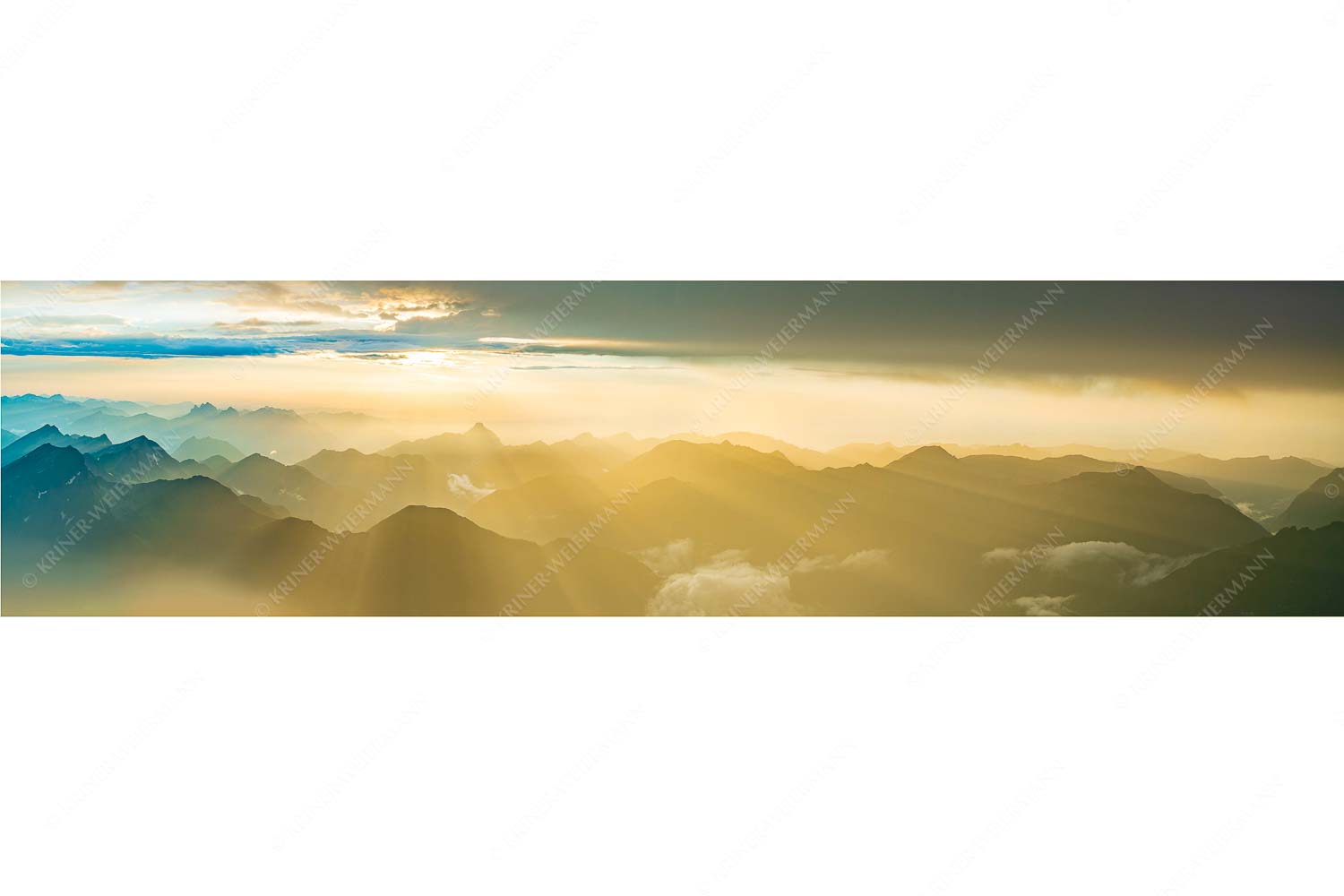 Blick von der Zugspitze über Thannheimer Berge in den Sonnenuntergang - Shining II - Seitenverhältnis 4:1 - Grandiose Abendstimmung Zugspitze - weitere Infos unter https://www.kriner-weiermann.de