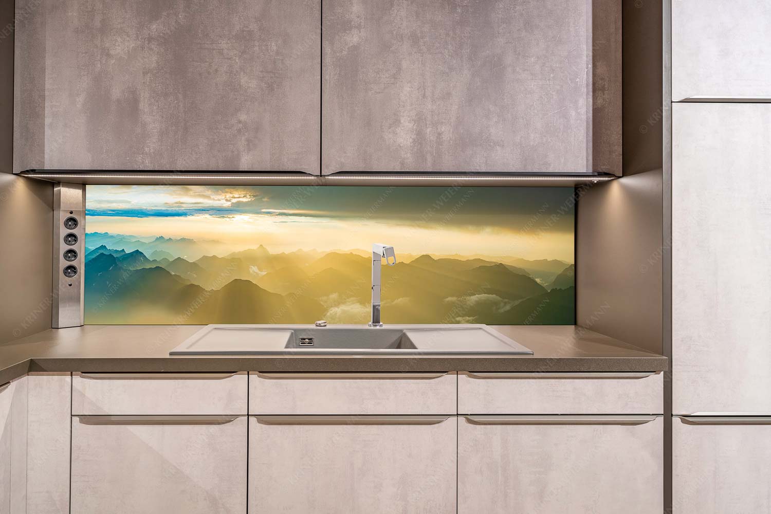 Shining II – Größe ca. 200x50cm, Seitenverhältnis ca: 4:1 — Grandiose Abendstimmung Zugspitze Blick von der Zugspitze über Thannheimer Berge in den Sonnenuntergang - Shining II - Größe ca. 200x50cm, Seitenverhältnis ca: 4:1 - Grandiose Abendstimmung Zugspitze - weitere Infos unter https://www.kriner-weiermann.de