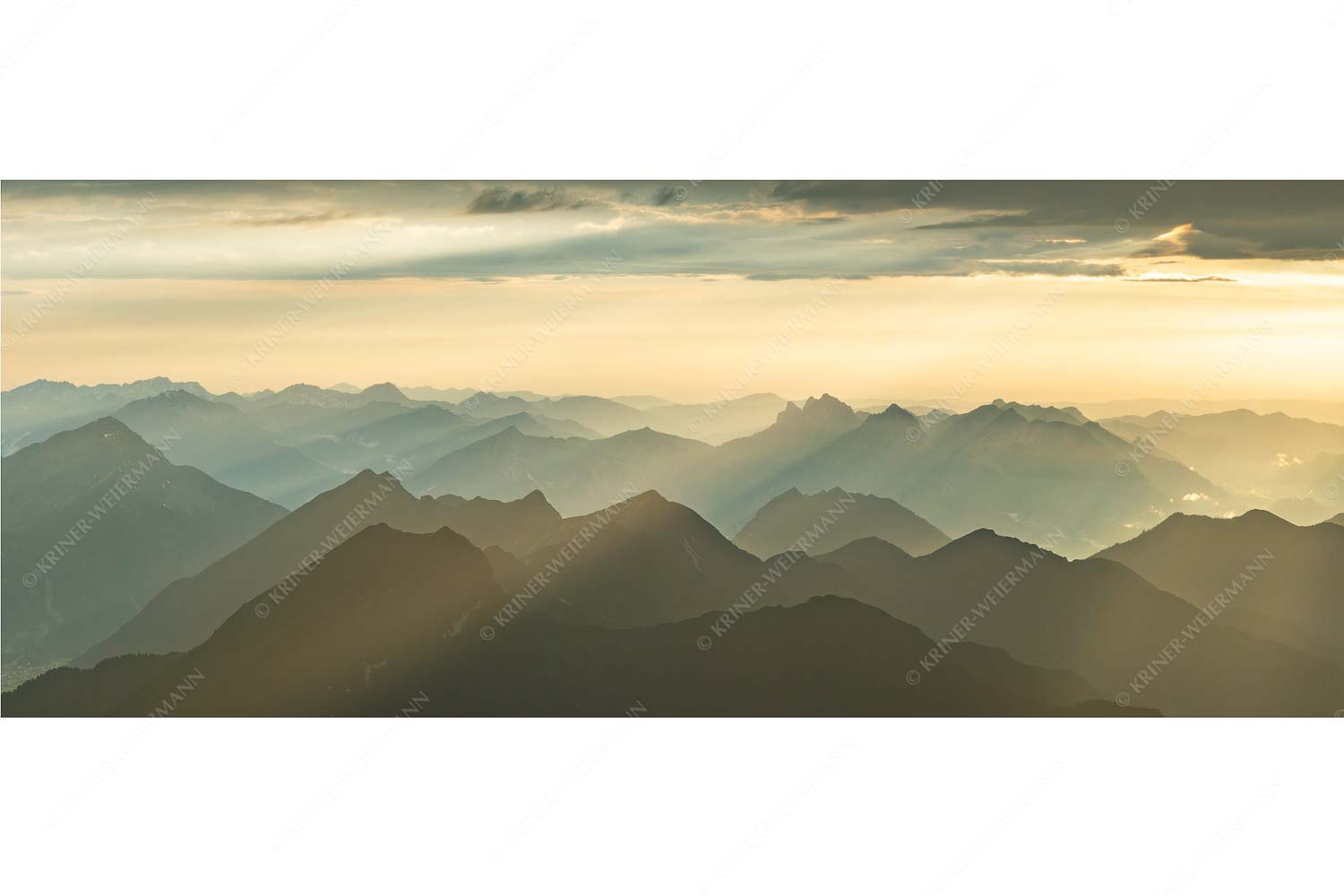 Shining – Seitenverhältnis 2,5:1 — Silhouetten Abendstimmung auf der Zugspitze Blick von der Zugspitze über Thannheimer Berge in den Sonnenuntergang