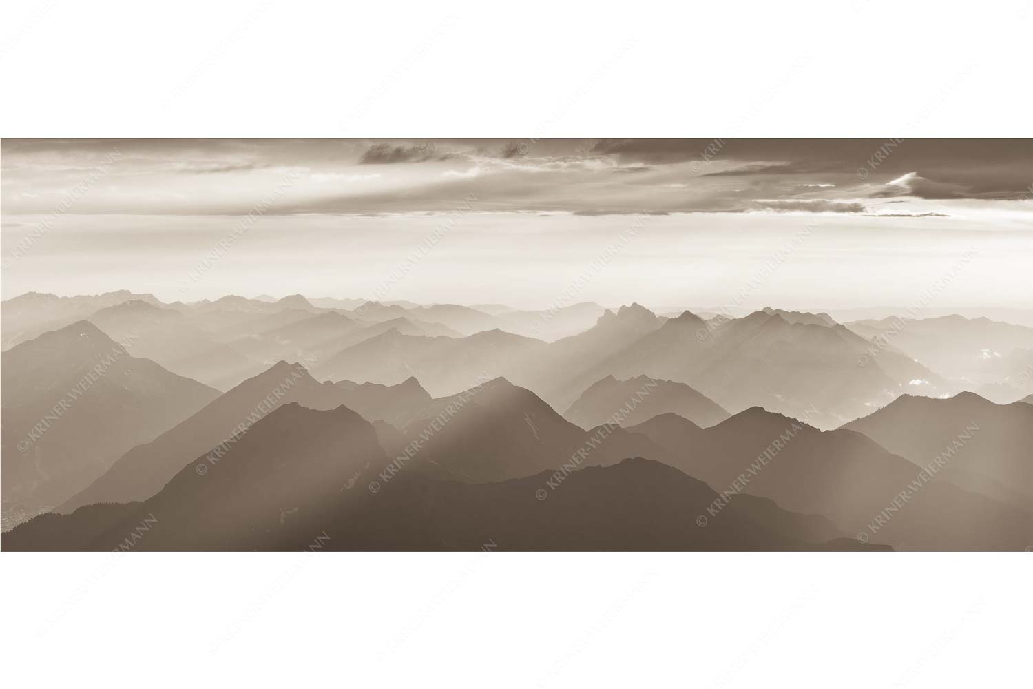 Blick von der Zugspitze über Thannheimer Berge in den Sonnenuntergang - Shining - Seitenverhältnis 2,5:1 - Silhouetten Abendstimmung auf der Zugspitze - weitere Infos unter https://www.kriner-weiermann.de