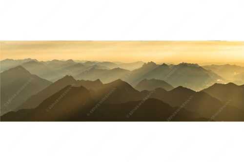 Blick von der Zugspitze über Thannheimer Berge in den Sonnenuntergang - Shining - Seitenverhältnis 3:1 - Silhouetten Abendstimmung auf der Zugspitze - weitere Infos unter https://www.kriner-weiermann.de