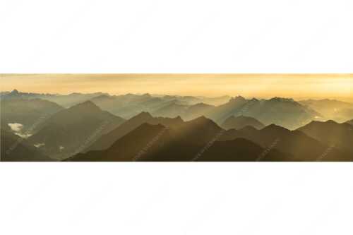 Blick von der Zugspitze über Thannheimer Berge in den Sonnenuntergang - Shining - Seitenverhältnis 4:1 - Silhouetten Abendstimmung auf der Zugspitze - weitere Infos unter https://www.kriner-weiermann.de
