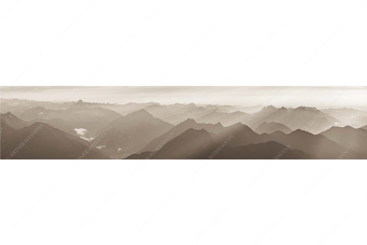 Blick von der Zugspitze über Thannheimer Berge in den Sonnenuntergang