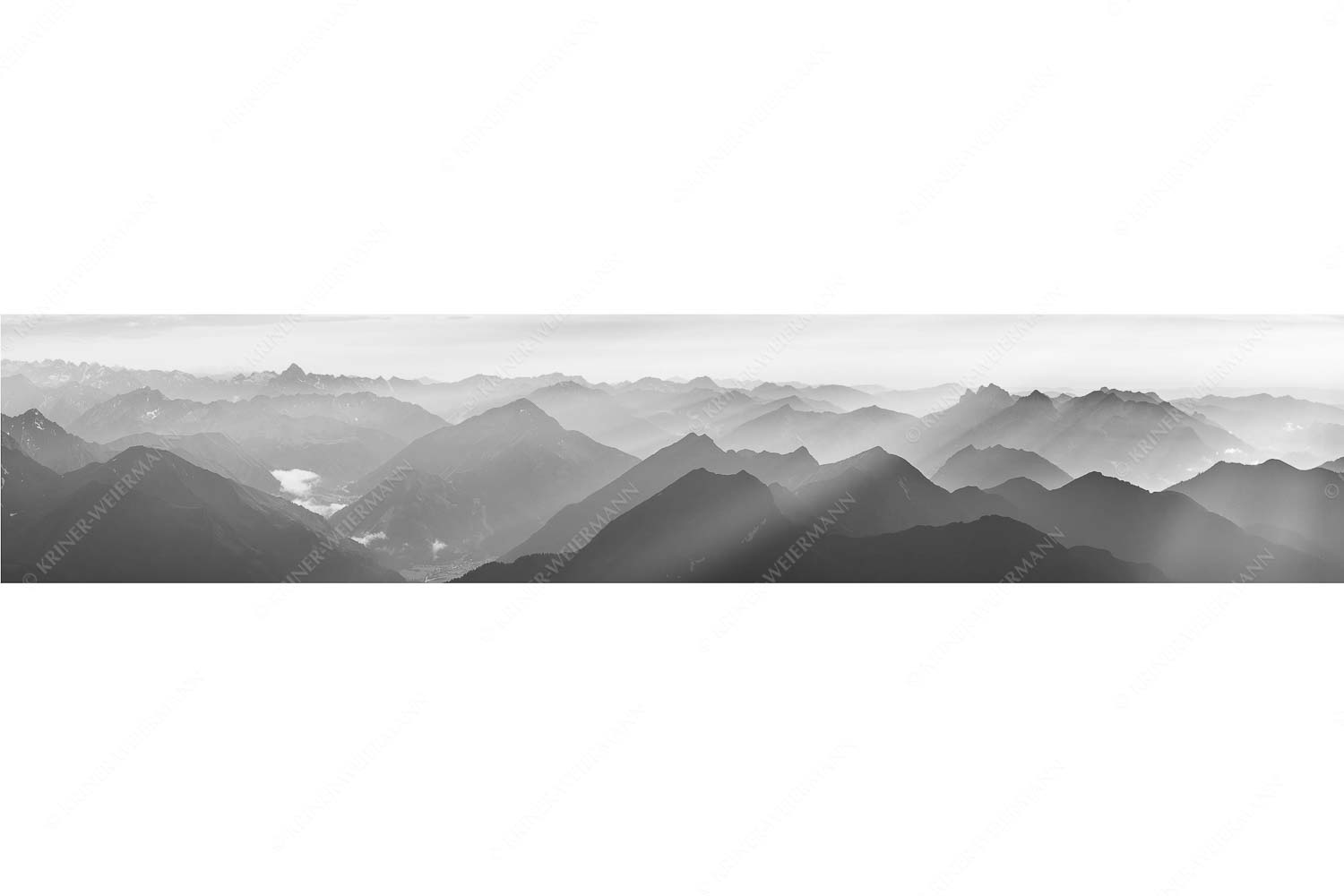 Shining – Seitenverhältnis 5:1 — Silhouetten Abendstimmung auf der Zugspitze Blick von der Zugspitze über Thannheimer Berge in den Sonnenuntergang