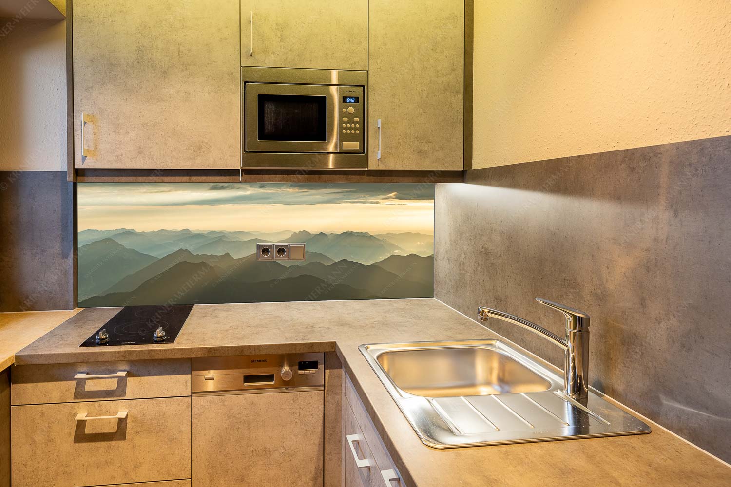 Shining – Küchenrückwand – Größe ca. 150x60cm, Seitenverhältnis 2,5:1 — Silhouetten Abendstimmung auf der Zugspitze Blick von der Zugspitze über Thannheimer Berge in den Sonnenuntergang - Shining - Küchenrückwand - Größe ca. 150x60cm, Seitenverhältnis 2,5:1 - Silhouetten Abendstimmung auf der Zugspitze - weitere Infos unter https://www.kriner-weiermann.de